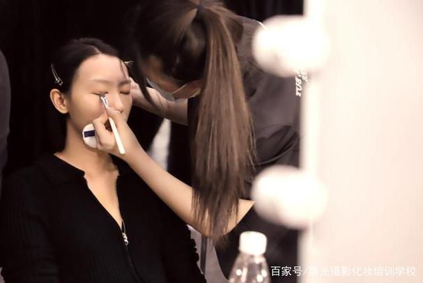 大牌明星的化妆师多少钱一个月
